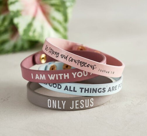 Leren armband met drukknoop With God all things are possible